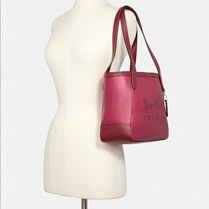 TOTE 27 IN COLORBLOCK WITH HORSE AND CARRIAGE
Color: IM/Bright Violet Multi